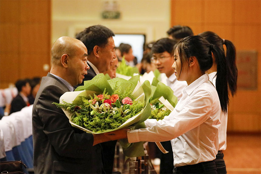 西安手捧献花